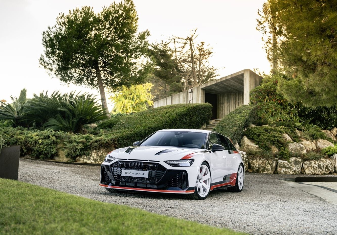 Audi 4.0 TFSI V8 (600 Hp) Mild Hybrid quattro Tiptronic COD Specs ...